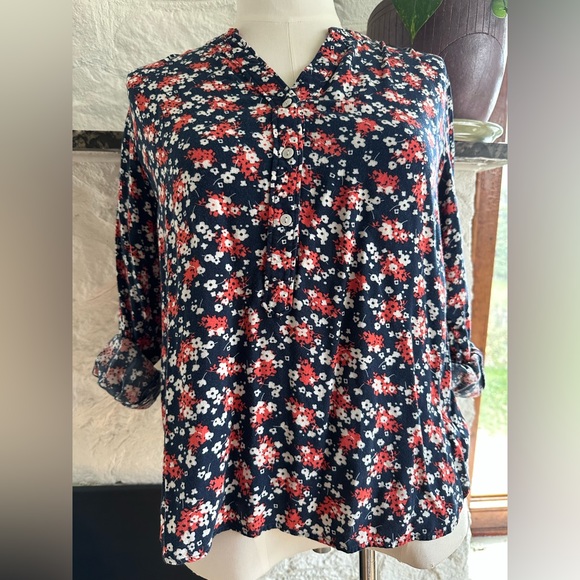 Floral printed button up top. - Picture 7 of 8